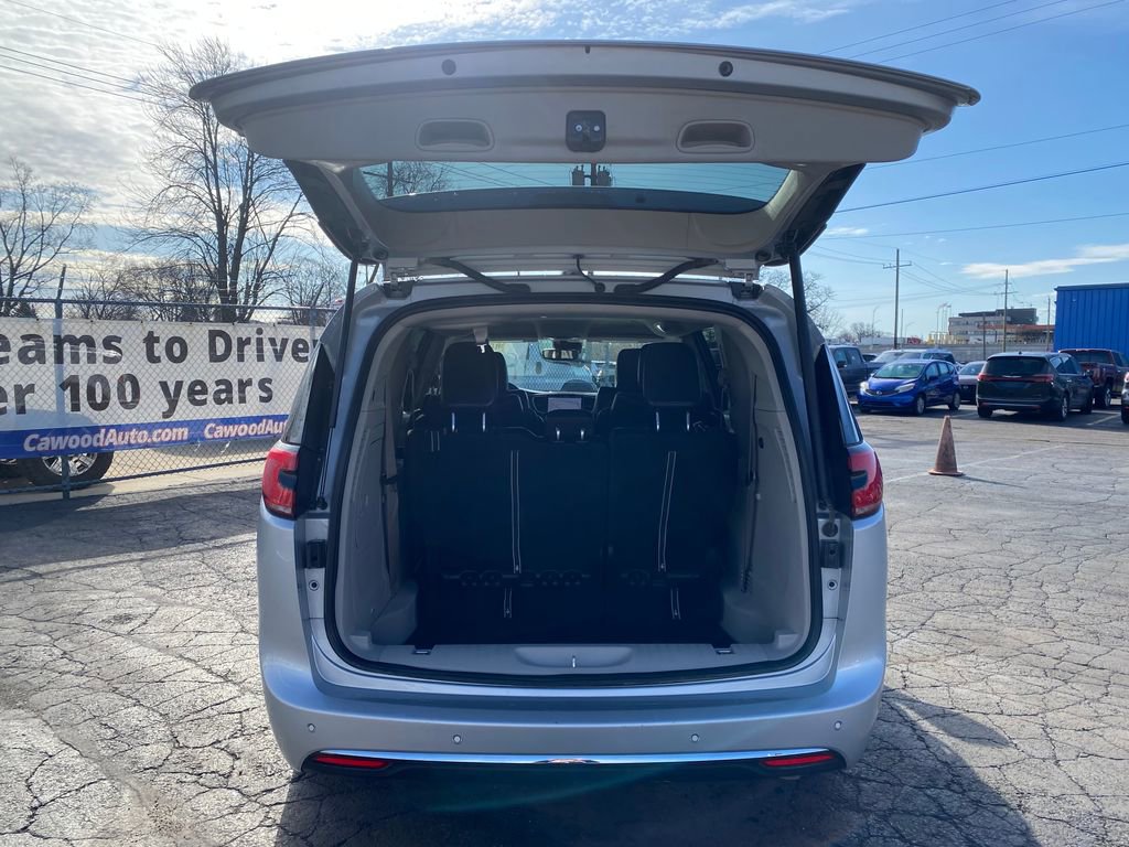 Used 2024 Chrysler Pacifica Select image 4
