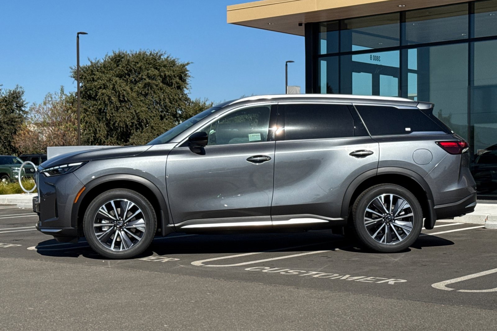 New 2026 INFINITI QX60 Luxe w/ Cargo Package image 2