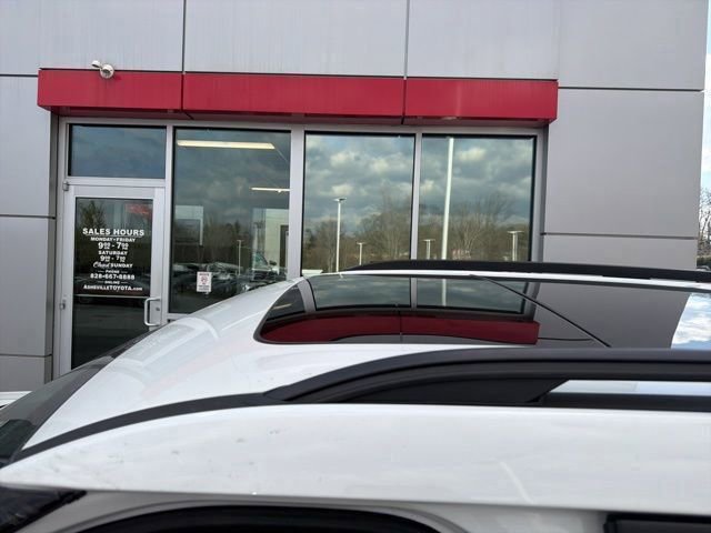 Used 2022 Ford Explorer XLT w/ Equipment Group 202A image 10