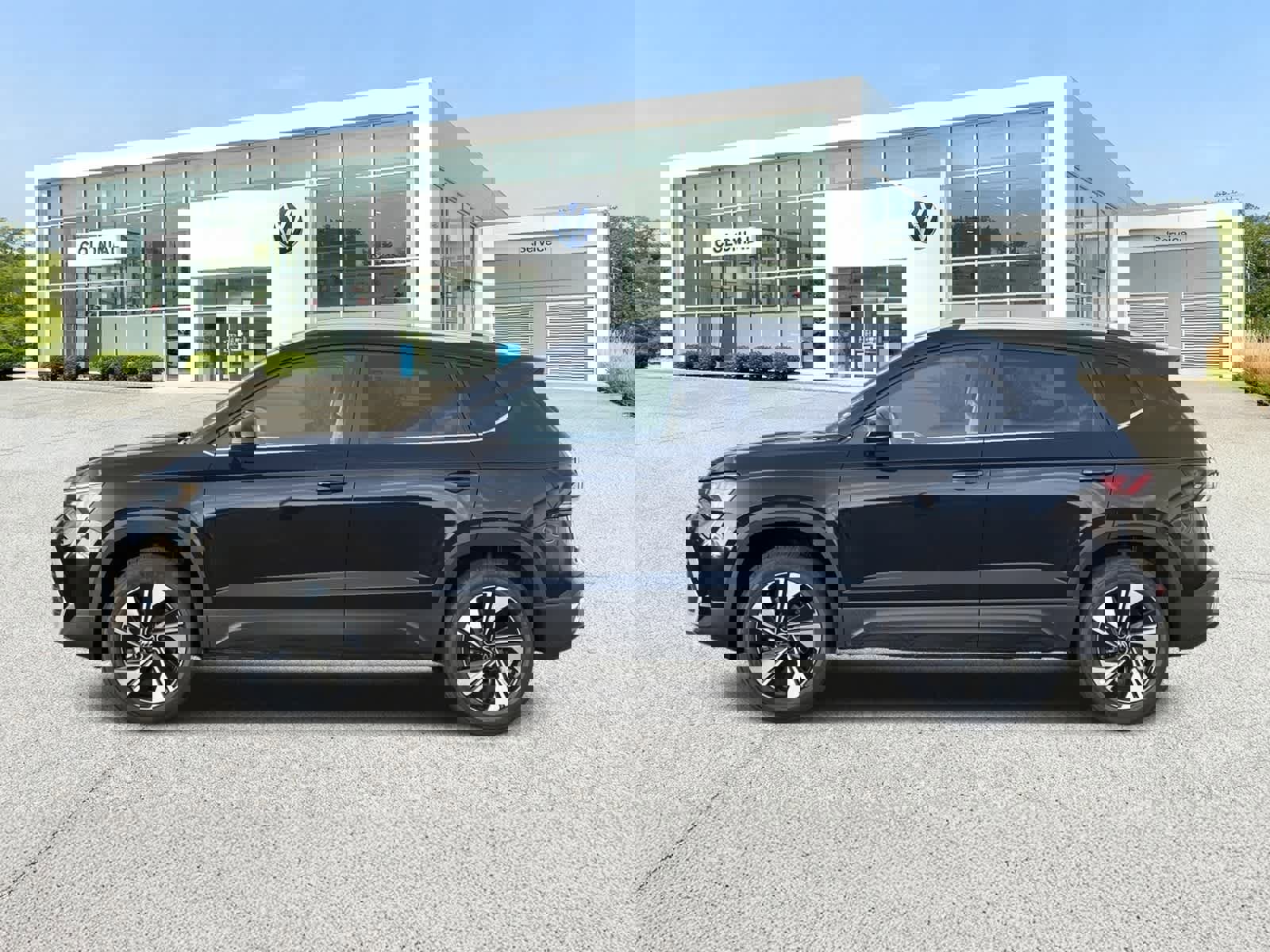 New 2026 Volkswagen Taos SE image 2