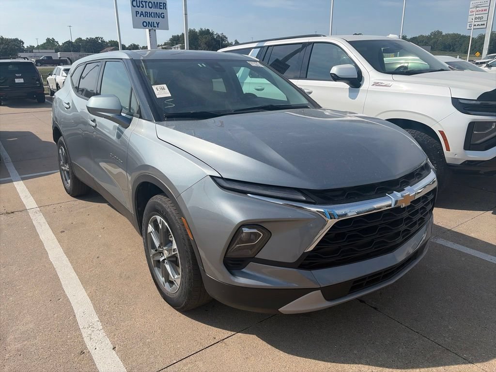 Used 2025 Chevrolet Blazer LT FWD image 4