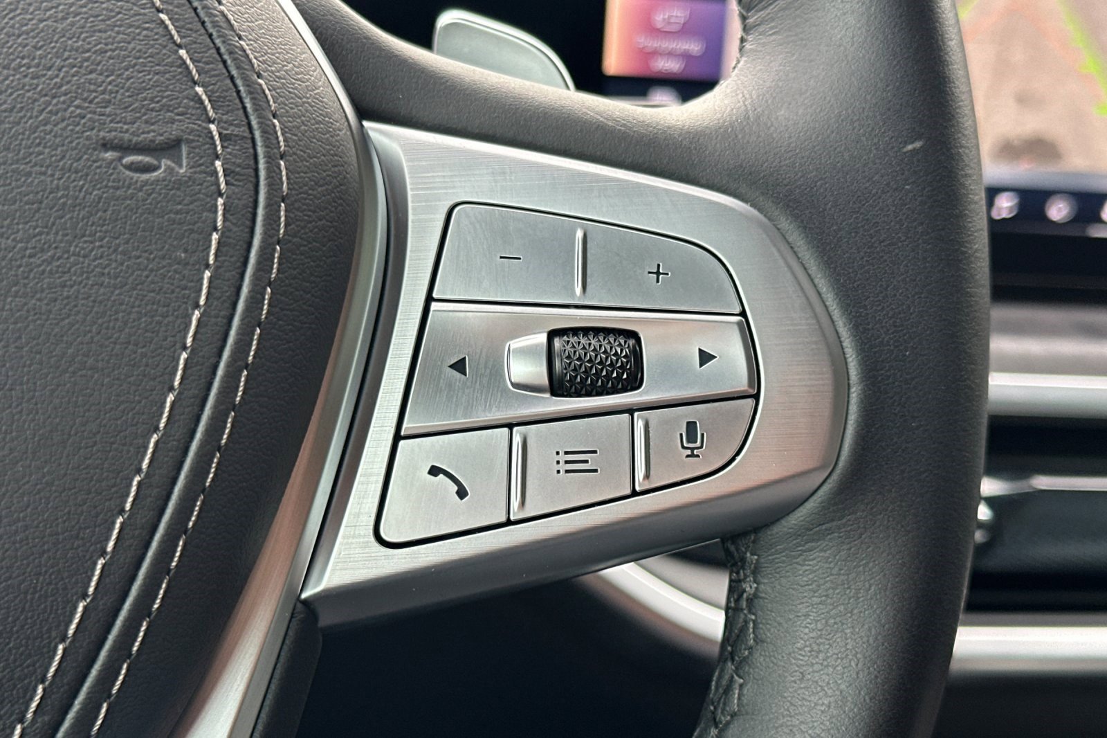 Used 2025 BMW X7 xDrive40i w/ Premium Package image 32