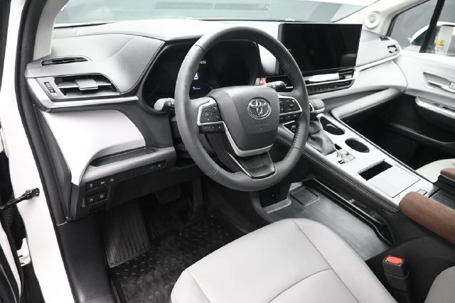Used 2025 Toyota Sienna XLE w/ XLE Plus Package AWD/4WD image 9