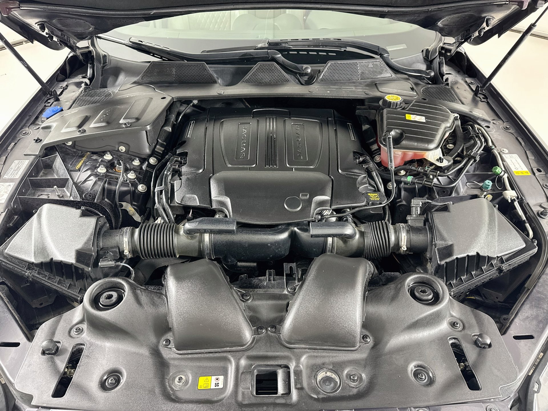 Used 2017 Jaguar XJ L Portfolio RWD image 30