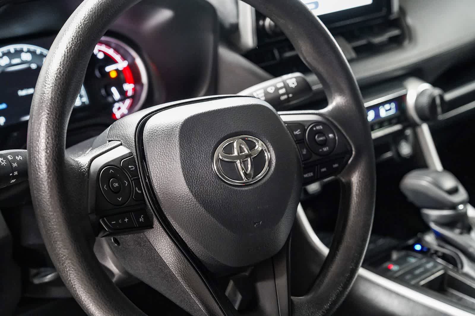 Certified 2025 Toyota RAV4 LE FWD image 21