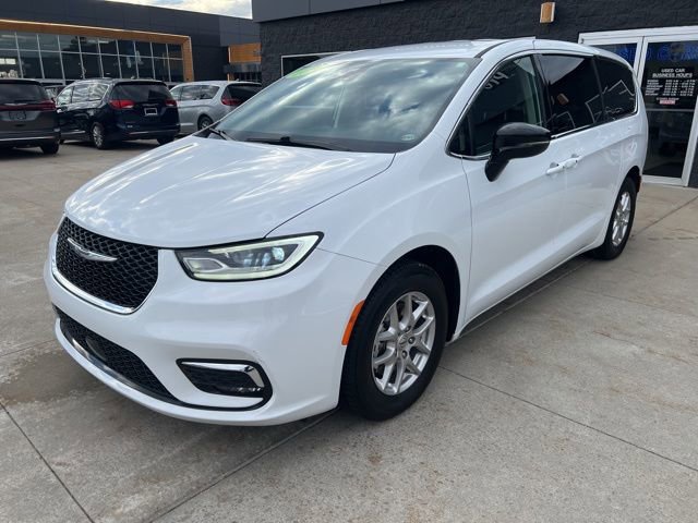 Used 2024 Chrysler Pacifica Touring-L image 3