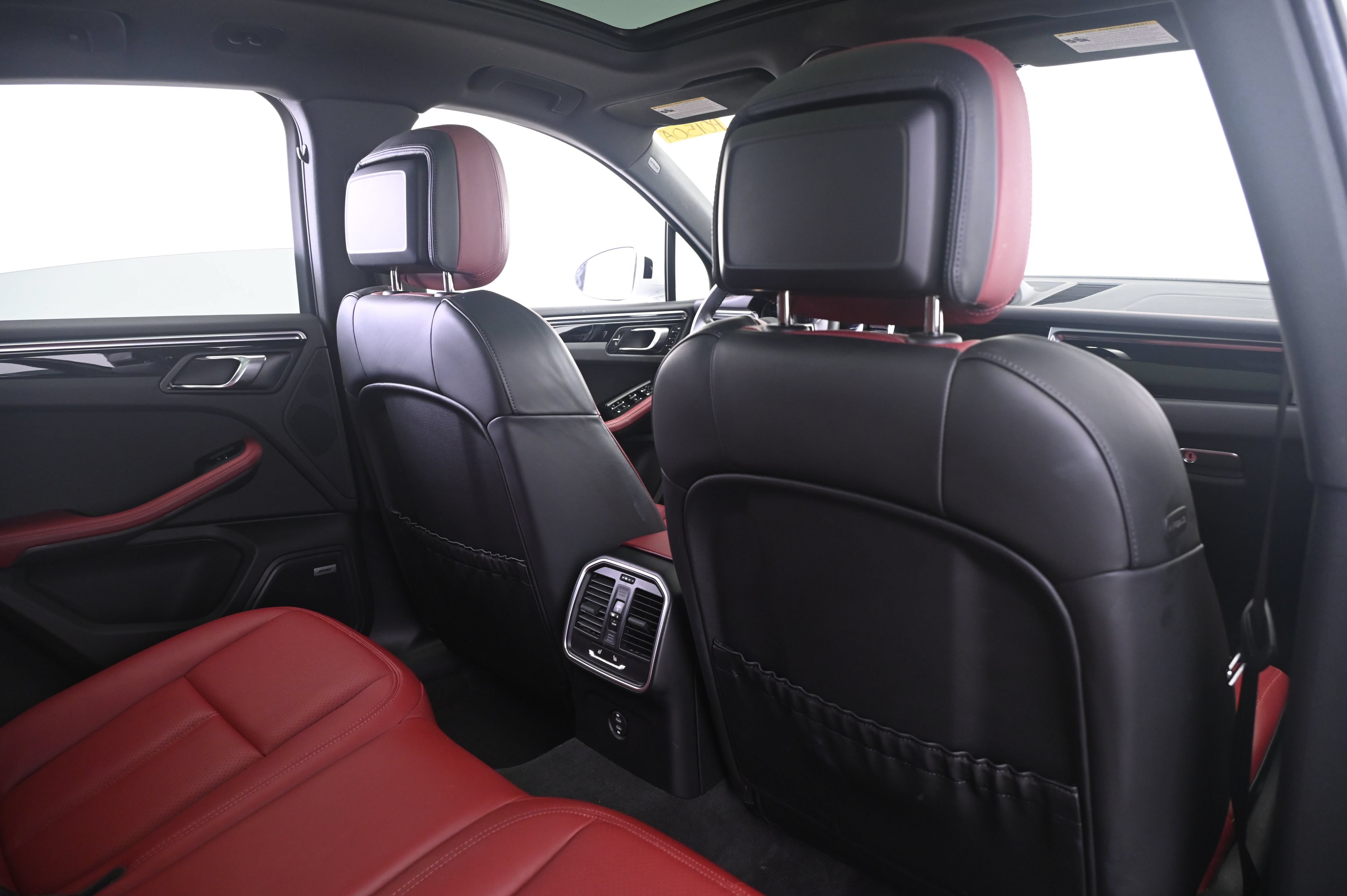Certified 2022 Porsche Macan AWD/4WD image 17