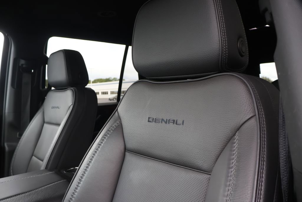 Used 2025 GMC Yukon Denali AWD/4WD image 12