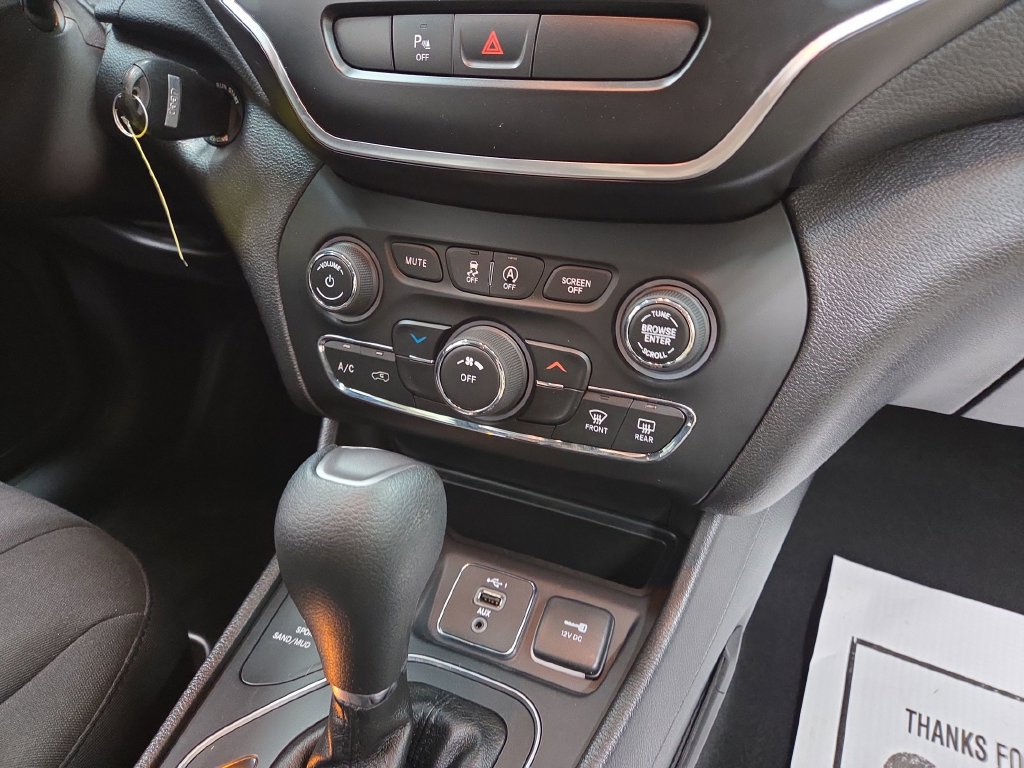 Used 2019 Jeep Cherokee Latitude w/ Cold Weather Group AWD/4WD image 16
