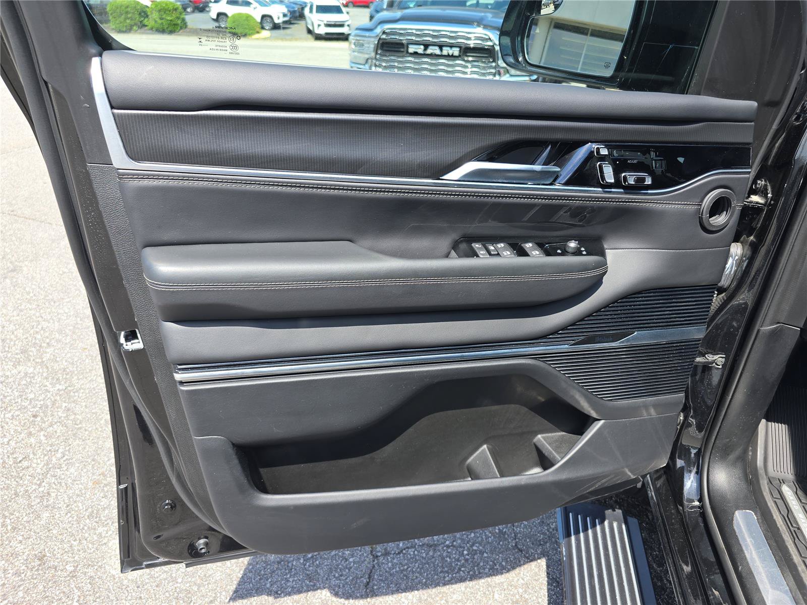 Used 2024 Jeep Wagoneer Series III w/ Premium Group I AWD/4WD image 18