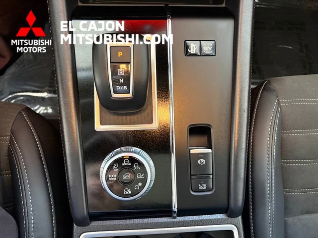 Used 2025 Mitsubishi Outlander SE image 21