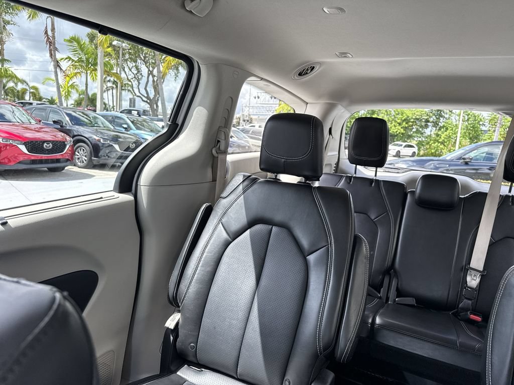 Used 2024 Chrysler Pacifica Touring-L FWD image 17