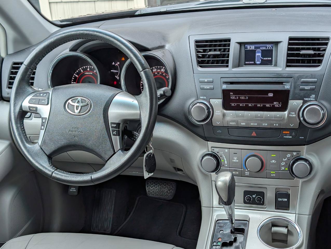 Used 2012 Toyota Highlander SE w/ Tow Pkg FWD image 16