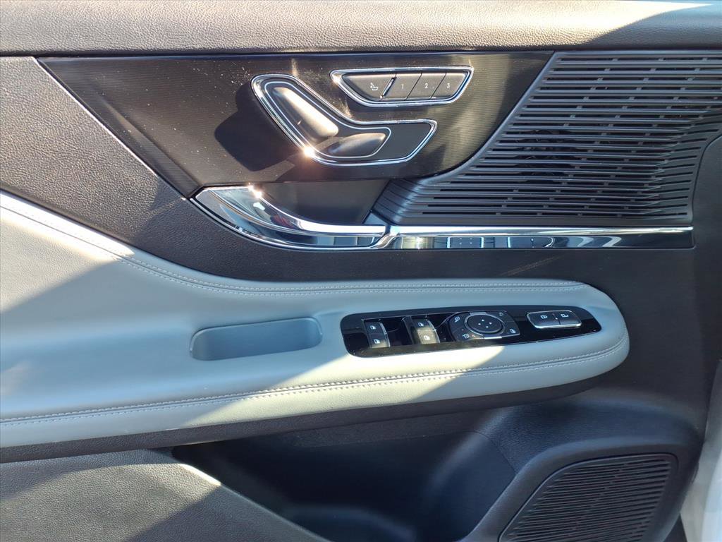 Used 2022 Lincoln Corsair AWD w/ Premium Package image 8