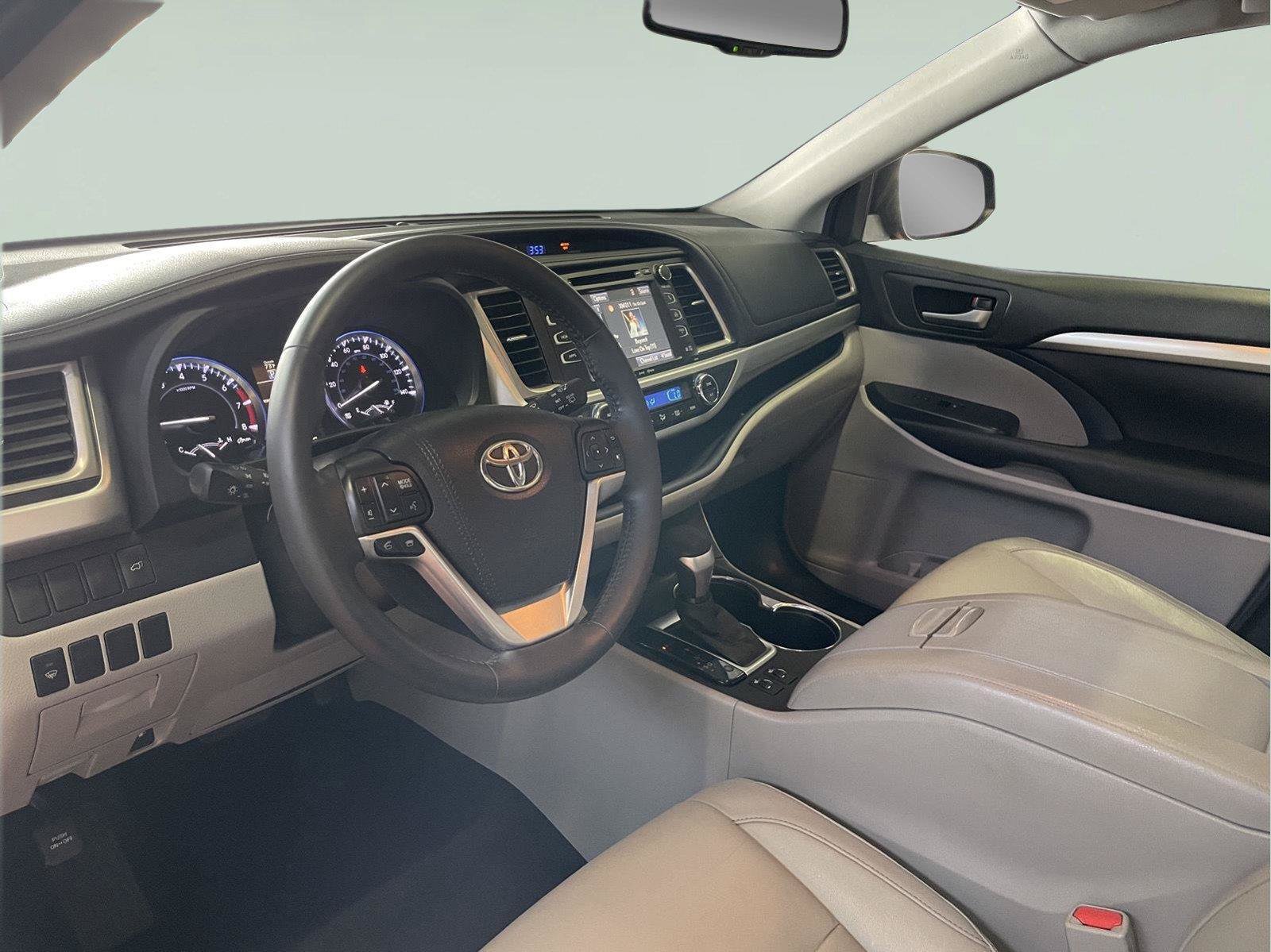 Used 2016 Toyota Highlander XLE AWD/4WD image 12