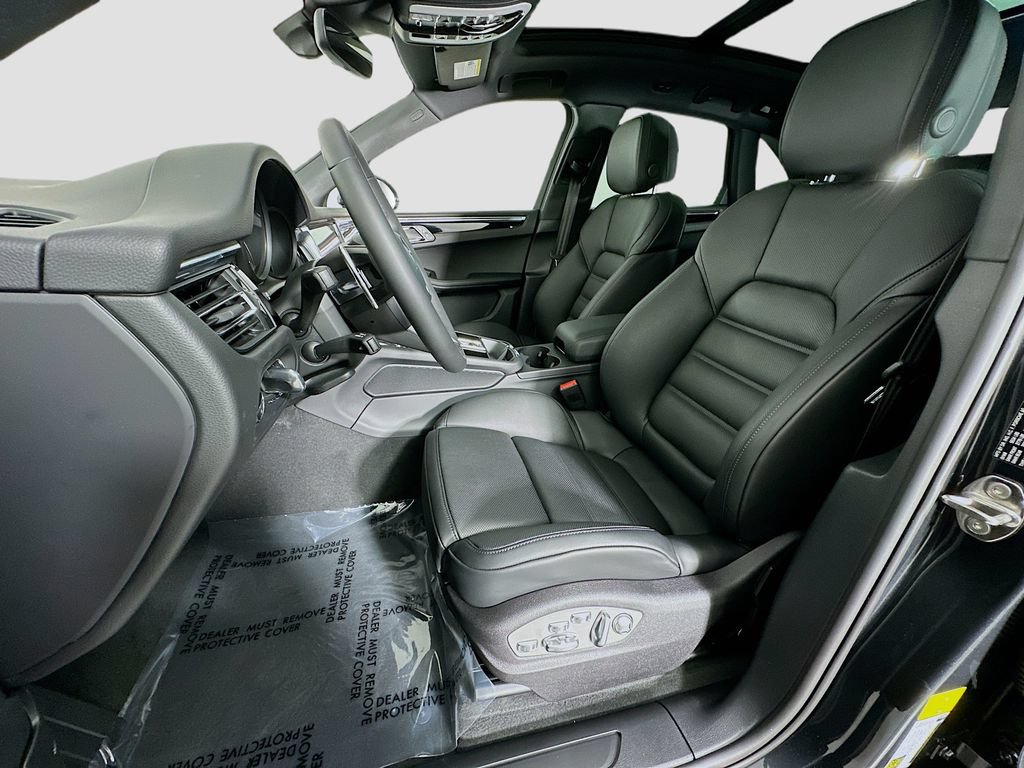 Certified 2026 Porsche Macan AWD/4WD image 5
