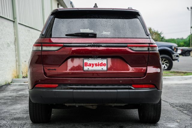 Used 2023 Jeep Grand Cherokee Altitude image 12