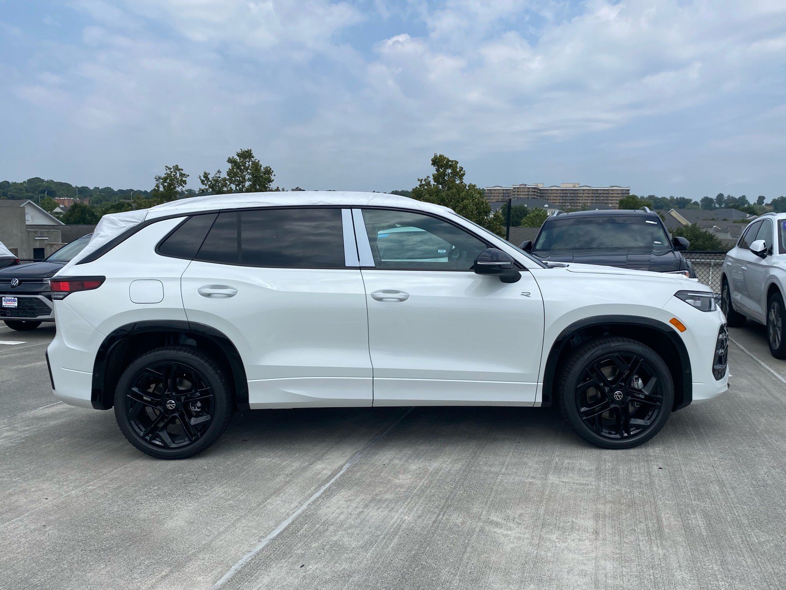 New 2026 Volkswagen Tiguan SE R-Line AWD/4WD image 2