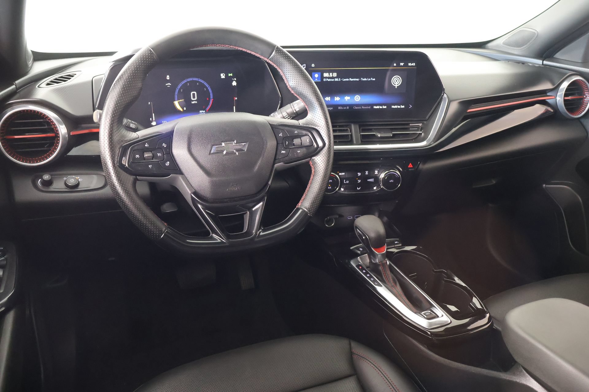 Used 2025 Chevrolet Trax RS w/ Sunroof Package FWD image 2