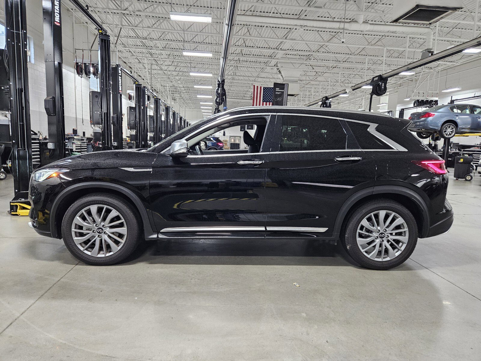 Certified 2025 INFINITI QX50 Luxe w/ Accent Package image 2