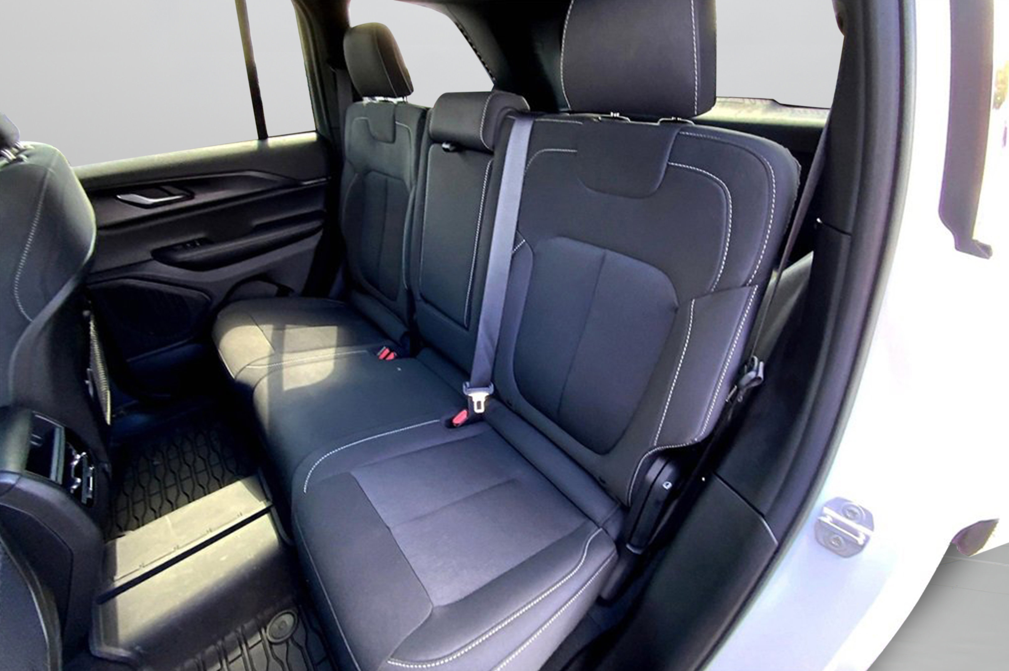 Used 2025 Jeep Grand Cherokee Laredo X image 27