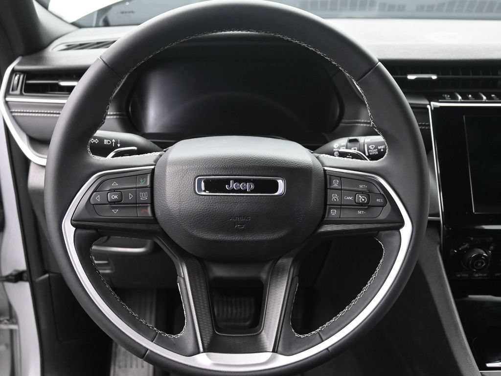 Used 2025 Jeep Grand Cherokee Laredo AWD/4WD image 32