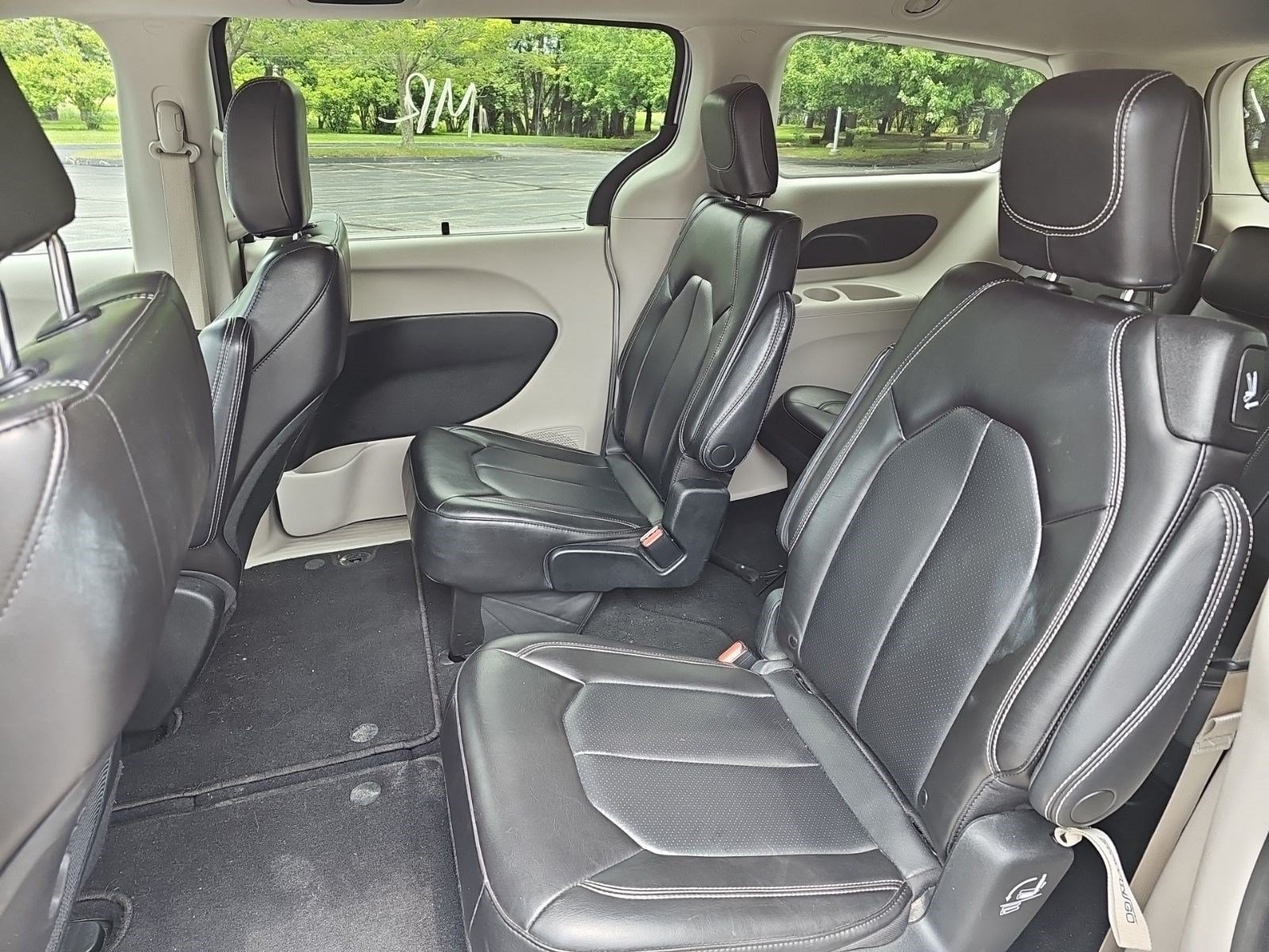 Used 2023 Chrysler Pacifica Touring-L FWD image 18