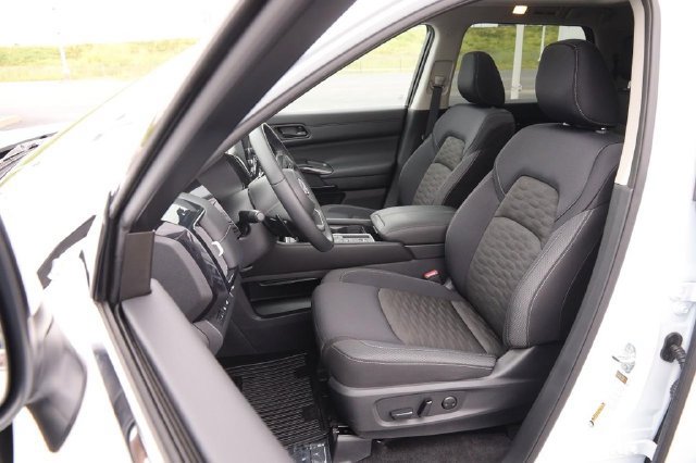 Certified 2025 Nissan Pathfinder SV w/ SV Premium Package FWD image 10