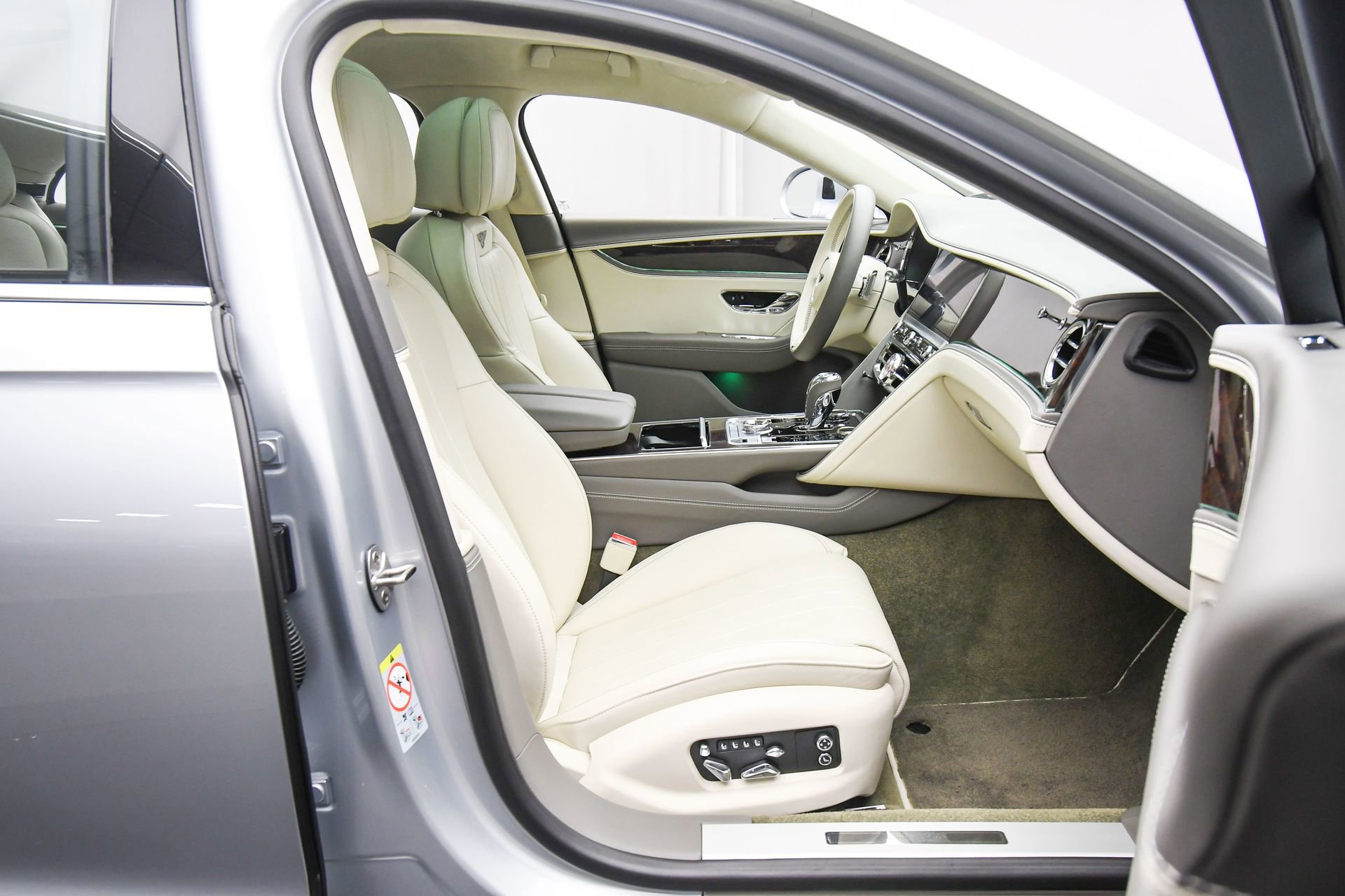 Used 2022 Bentley Flying Spur V8 image 48