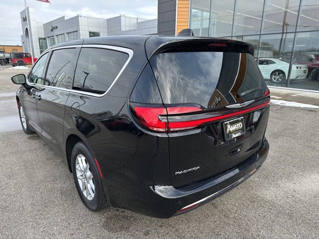 Used 2024 Chrysler Pacifica Touring-L image 8