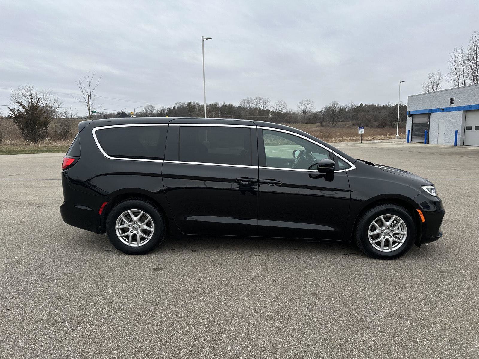 Used 2025 Chrysler Pacifica Select image 8