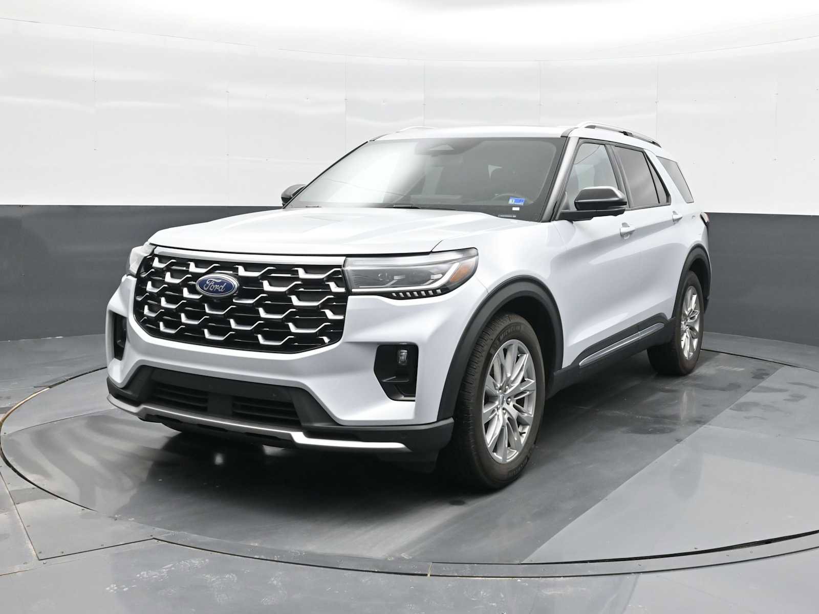 Used 2025 Ford Explorer Platinum image 4