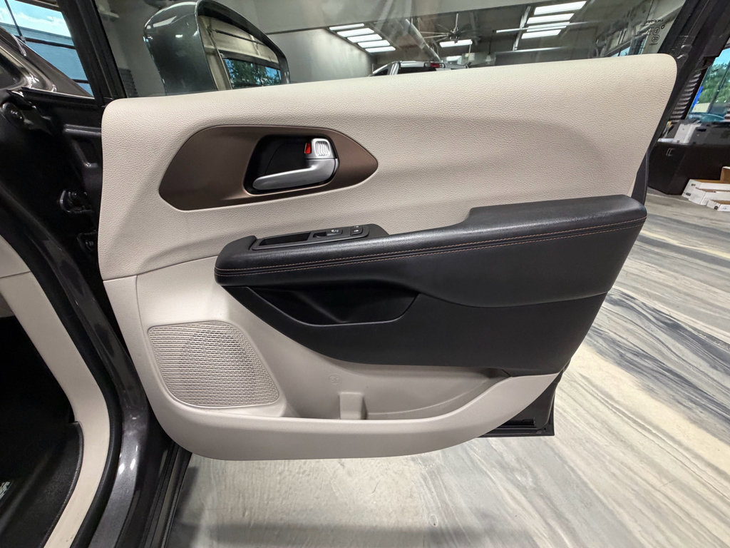 Used 2018 Chrysler Pacifica Touring-L Plus FWD image 39
