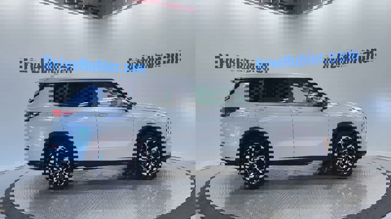 Used 2024 Mitsubishi Outlander SE image 4
