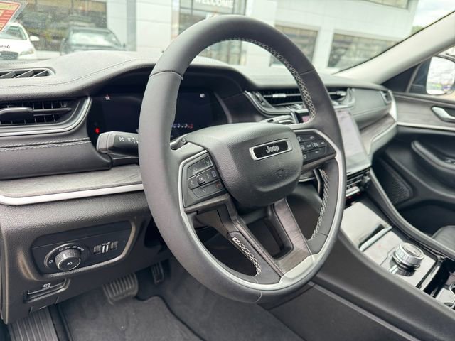Used 2023 Jeep Grand Cherokee Limited w/ Black Appearance Package AWD/4WD image 24