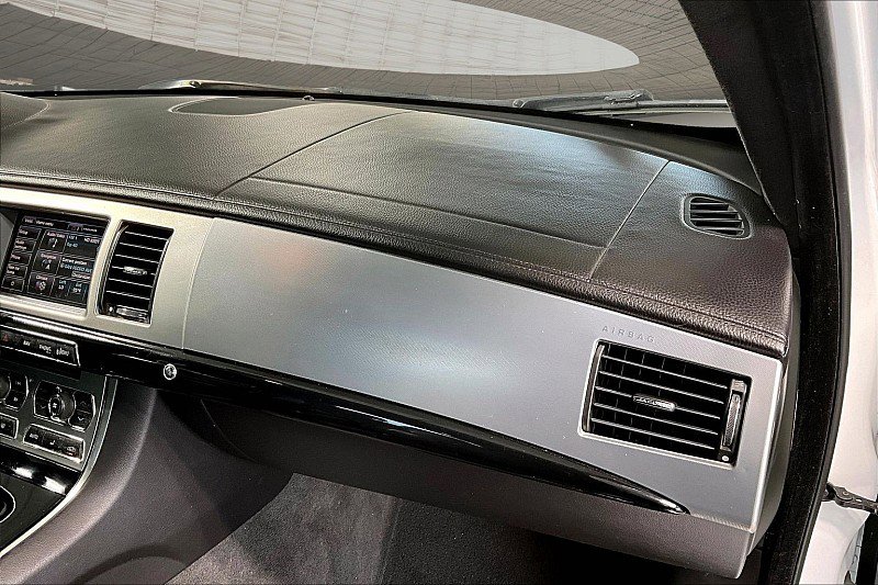 Used 2015 Jaguar XF Portfolio RWD image 14