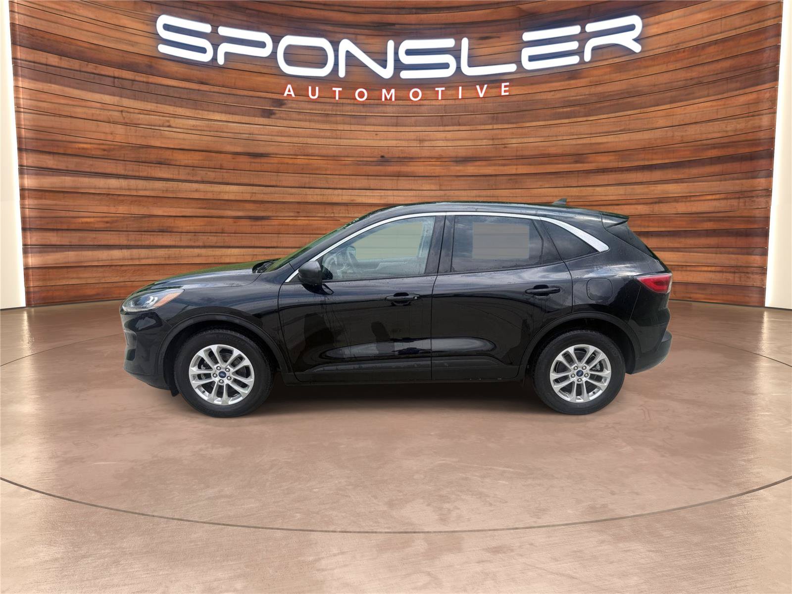 Used 2022 Ford Escape SE w/ Cold Weather Package FWD image 2
