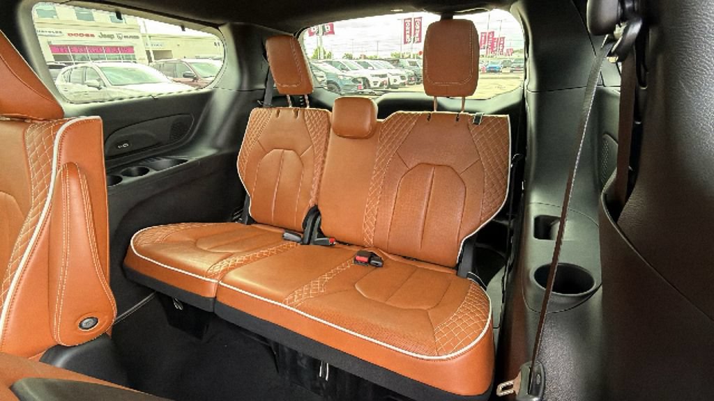 Used 2025 Chrysler Pacifica Pinnacle FWD image 24