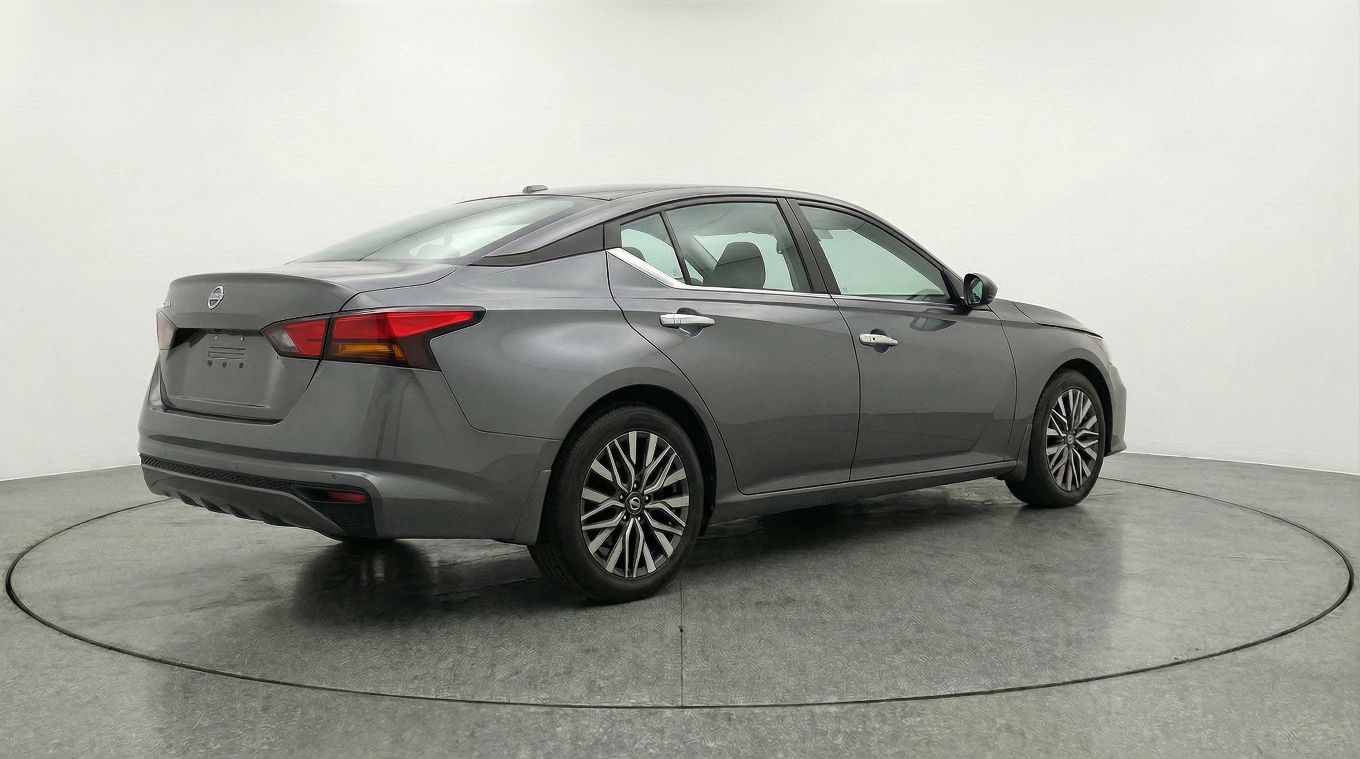Used 2025 Nissan Altima 2.5 SV image 9