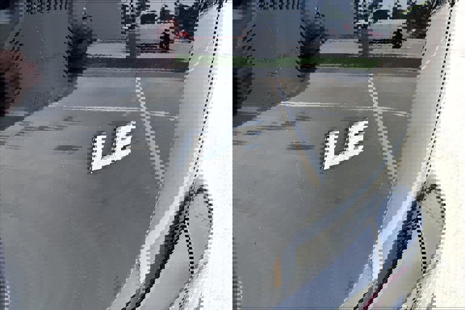 Used 2018 Toyota RAV4 LE FWD image 10