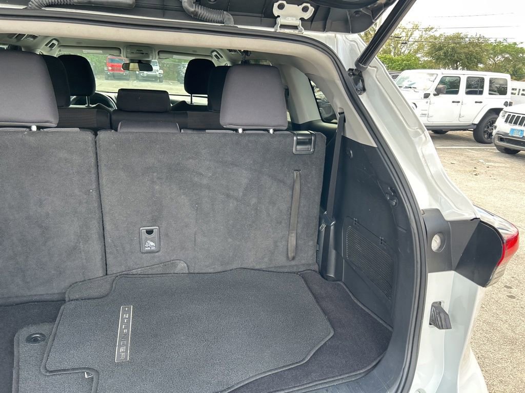 Used 2023 Toyota Highlander L image 32