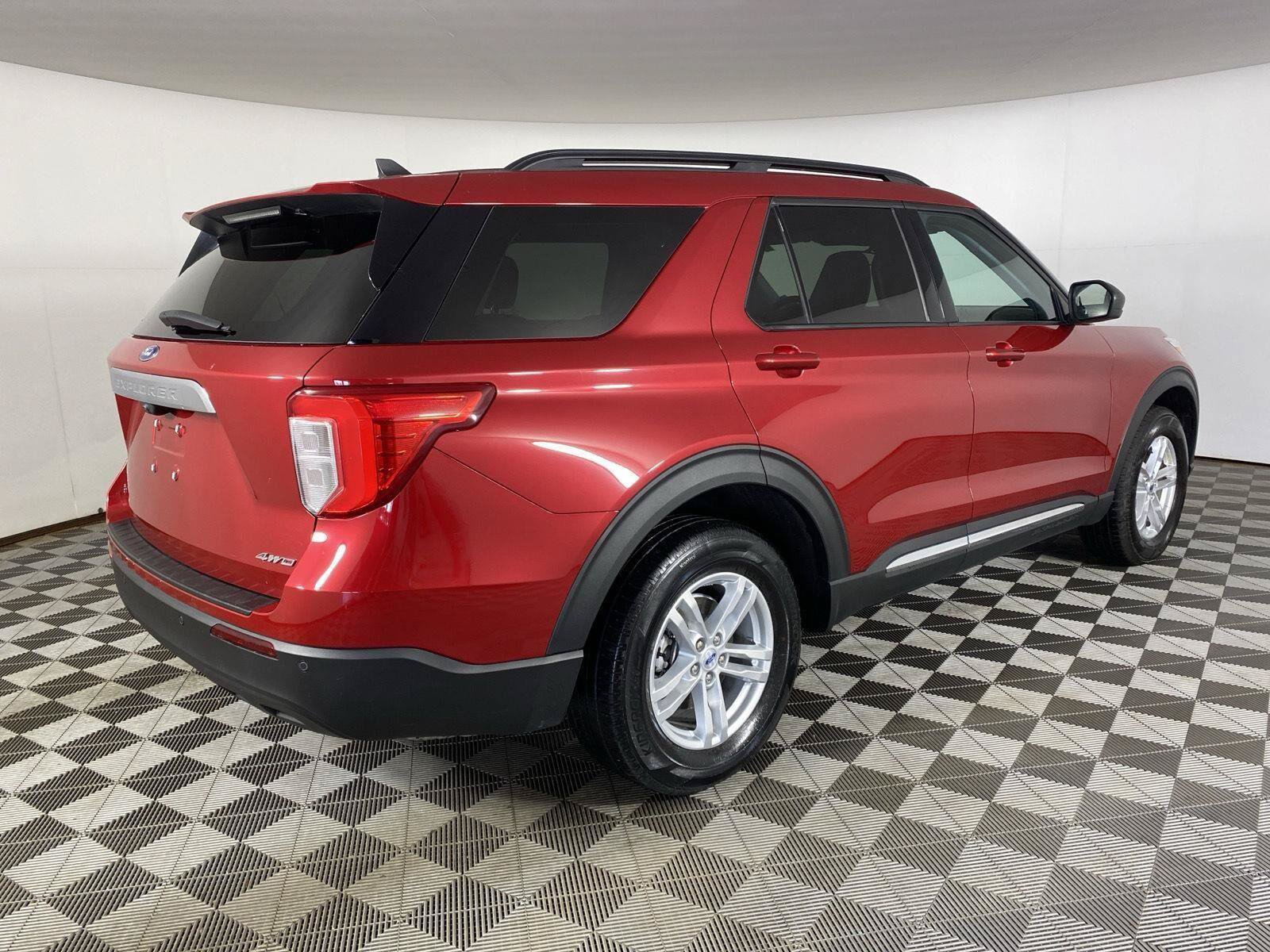 Used 2023 Ford Explorer XLT AWD/4WD image 18