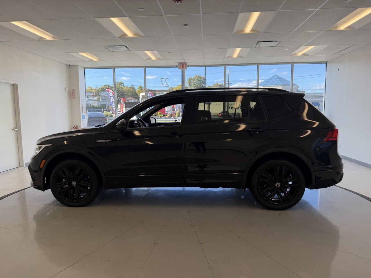 Used 2022 Volkswagen Tiguan SE R-Line AWD/4WD image 65