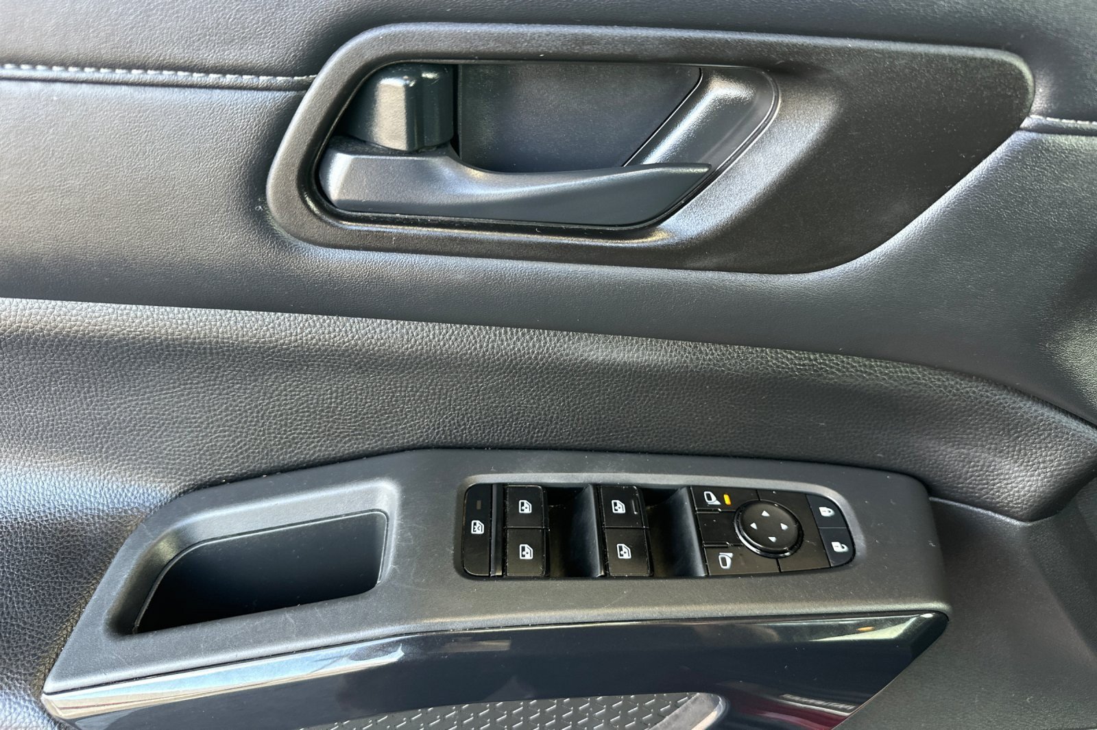 Used 2024 Nissan Pathfinder SV w/ SV Premium Package FWD image 10