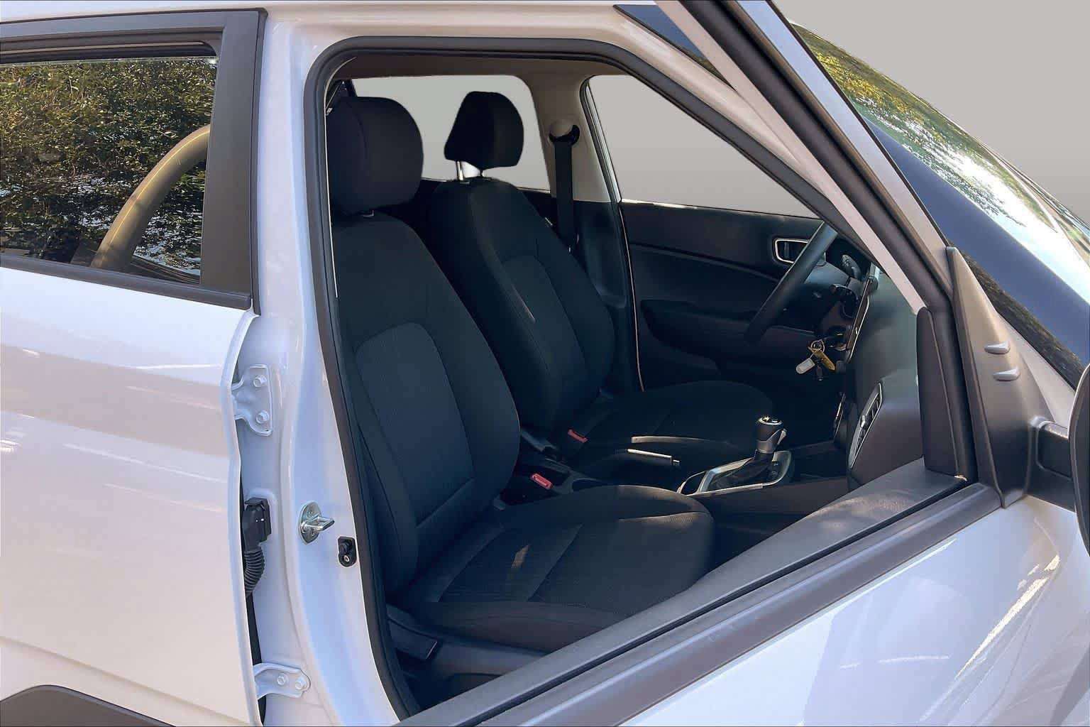 Used 2021 Hyundai Venue SE FWD image 9