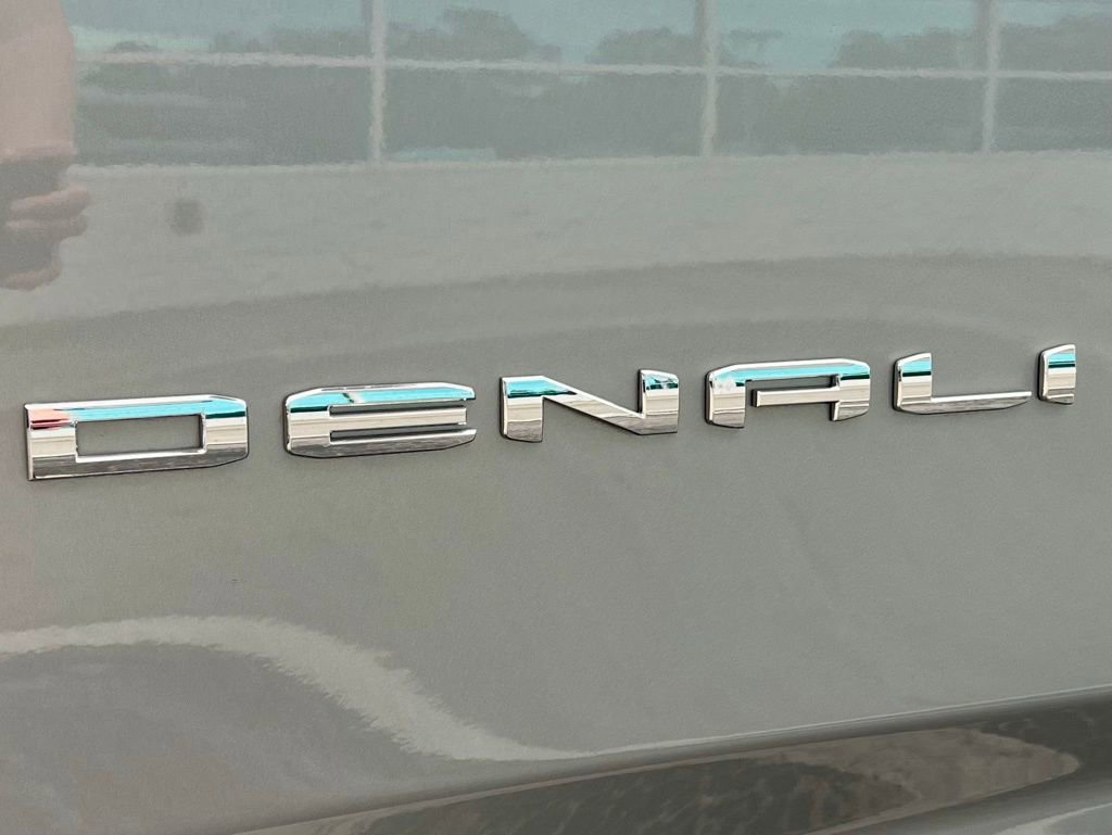 Used 2024 GMC Yukon XL Denali w/ Advanced Technology Package image 18