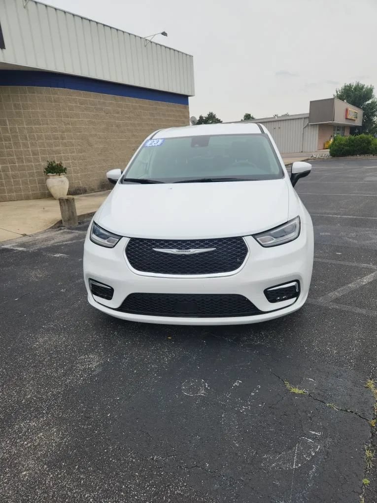 Used 2023 Chrysler Pacifica Touring-L FWD image 2