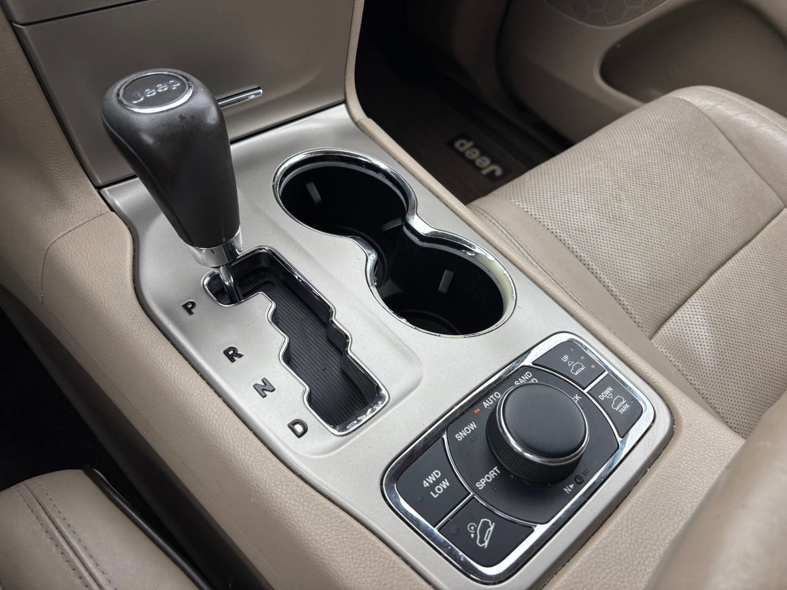 Used 2013 Jeep Grand Cherokee Overland w/ Advance Technology Group AWD/4WD image 27