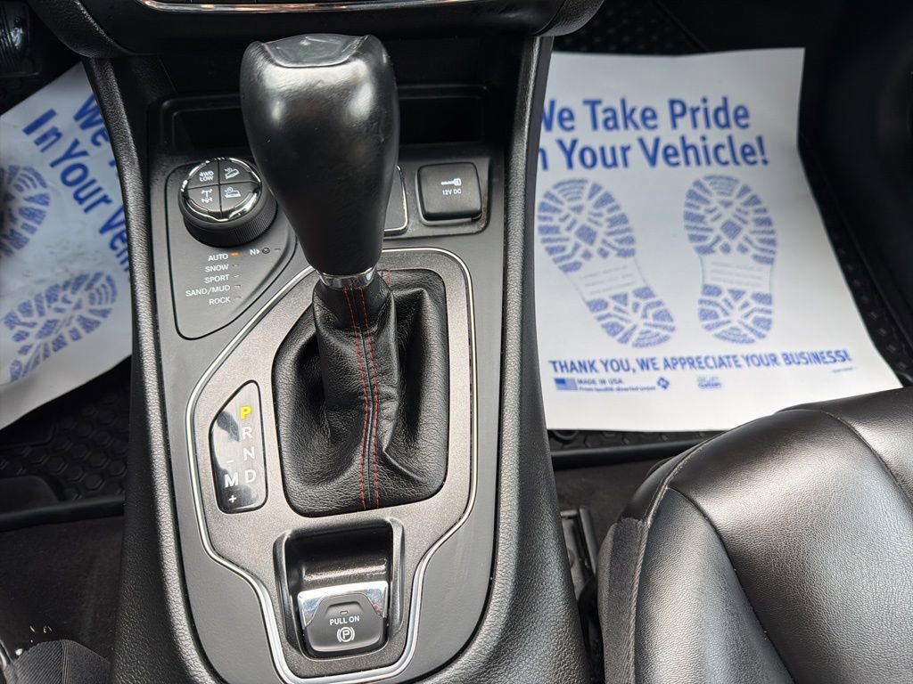 Used 2022 Jeep Cherokee Trailhawk w/ Trailer Tow Group AWD/4WD image 27