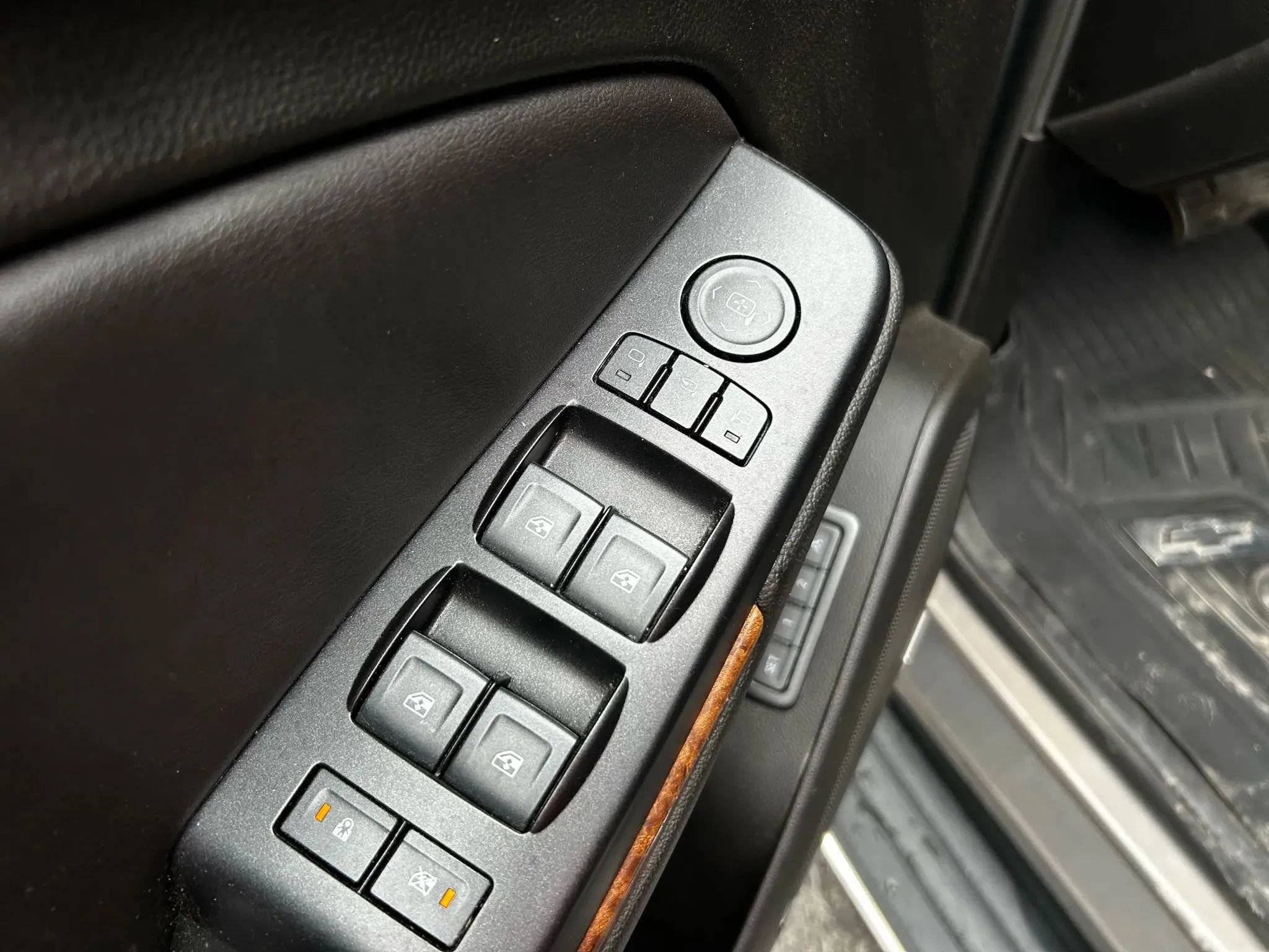 Used 2018 Chevrolet Suburban Premier image 31